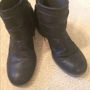 Low ankle boots